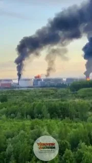 Ukrayna Devlet Başkanı Volodimir Zelenski, St. Petersburg'daki bombardımana ait görüntüleri paylaştı. Sınır hattından 1.100 kilometre uzaklıktaki Petersburg Petrol Terminali ve Kronstadt Üssü vuruldu. Zelenski, bir diğer hedefin ise Rus silahlarının