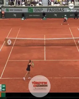 Dünya 1 numarası Aryna Sabalenka, 25 numaralı seribaşı Diana Shnaider'e karşı üst üste 10 oyun kaybederek Roland Garros'a veda etti. Paris'te bir sürpriz daha yaşandı.
