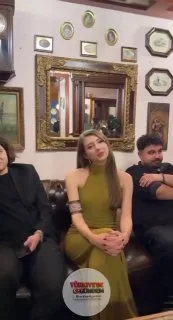 İsteme töreninde “Aile Arasında” filminin ikonik sahnesini canlandırmak isteyen genç kadın, tüm ailenin dahil olduğu eğlenceli anları paylaştı