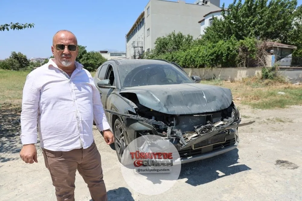 Aydın’da sıfır kilometre aldığı araçla kaza yapan bir sürücü, hava yastıklarının açılmaması üzerine dava açtı. • Bilirkişi raporu, araçtaki kusur iddiasını destekledi. • Mahkeme, aracı “ayıplı mal” olarak değerlendirdi. • Araç bedeli olan 2 milyon 26