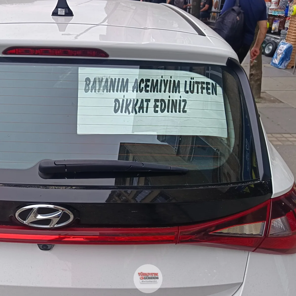 Ordu’da bir kadının otomobilinin arka camına astığı yazı; “Bayanım acemiyim lütfen dikkat ediniz.”