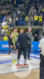 Sarunas Jasikevicius'un Tarık Biberovic ile kucaklaşması ve tribünlerin "Jasikevicius" tezahüratları! Jasikevicius, soyunma odasına girerken Sadettin Saran ile de sarıldı…