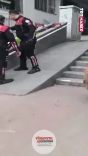 Samsun'da polis ekipleri, merdivenleri çıkmakta zorlanan yaşlı bir kadına yardım etti.