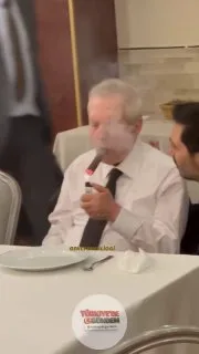 İstanbul'da kongre üyeleriyle bir araya gelen Aziz Yıldırım, toplantı sonrasında puro içerken görüntülendi.
