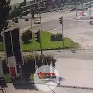 Elazığ'da bir karganın aniden saldırısına uğrayan vatandaş, panikle kaçmaya başladı. Koştuğu sırada dengesini kaybederek taklalar atan vatandaşın yaşadığı o ilginç anlar, çevredeki bir iş yerinin güvenlik kamerasına yansıdı.
