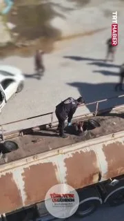 Bitlis'te bir akaryakıt tankerinin içerisinde 30 düzensiz göçmen yakalandı.