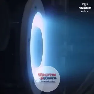 Rocket Lab'in yeni Gauss elektrikli itki sistemi, Hall etkisi itici teknolojisine dayanıyor. 700-850 watt aralığında çalışan sistem, yüksek verimlilikle yaklaşık 40 milinewton itki üretiyor. Kısılabilir özelliğe sahip sistem, ksenon ile çalışabildiği