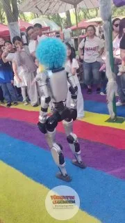Eyvah, umarım çocuk iyidir! Burada hata operatörde, ancak insanların yakınında çalıştırılan her robotun aktif bir güvenlik katmanına ihtiyacı var. Tıpkı otomobillerdeki otomatik acil durum frenleme ve şerit takip asistanı gibi; operatörün komutlarını