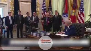 ABD Başkanı Donald Trump, bir haftadır kamuoyu önüne çıkmamasının ardından Oval Ofis'te kameraların karşısına geçti. Trump'ın oldukça yorgun ve bitkin görünmesi dikkat çekti.
