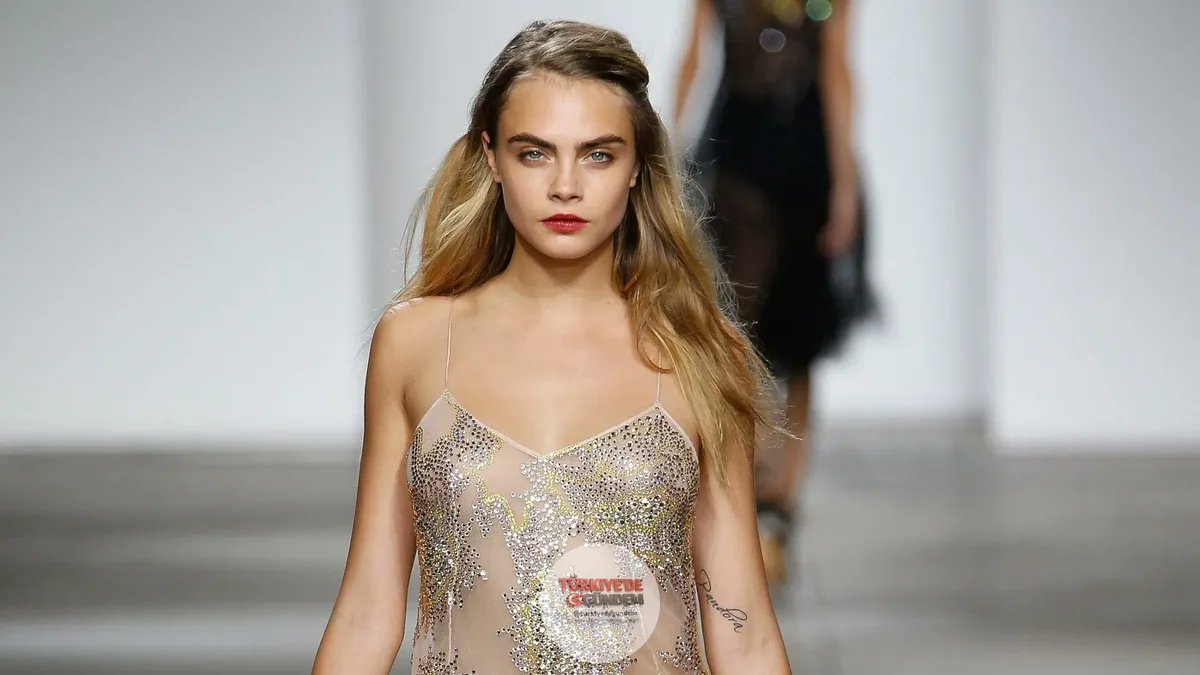 Cara Delevingne, oyunculuk kariyerine ilk adım attığı dönemde Harvey Weinstein'ın kendisine "Eşcinsel olamazsın" dediğini açıkladı. Weinstein'ın, "Eğer kadınlarla birlikte olacaksan bunu kapalı kapılar ardında, gizlice yap ve göstermelik bir erkek ar