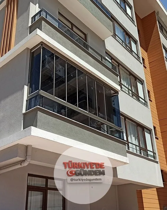 Yargıtay, projede ve tapuda yer almayan kapalı balkon ve terasların "kaçak yapı" sayılabileceğine hükmetti. Söz konusu yapıların kaçak statüsüne düşmemesi için tadilat öncesinde kat maliklerinin beşte dördünün yazılı onayının alınması gerektiği vurgu
