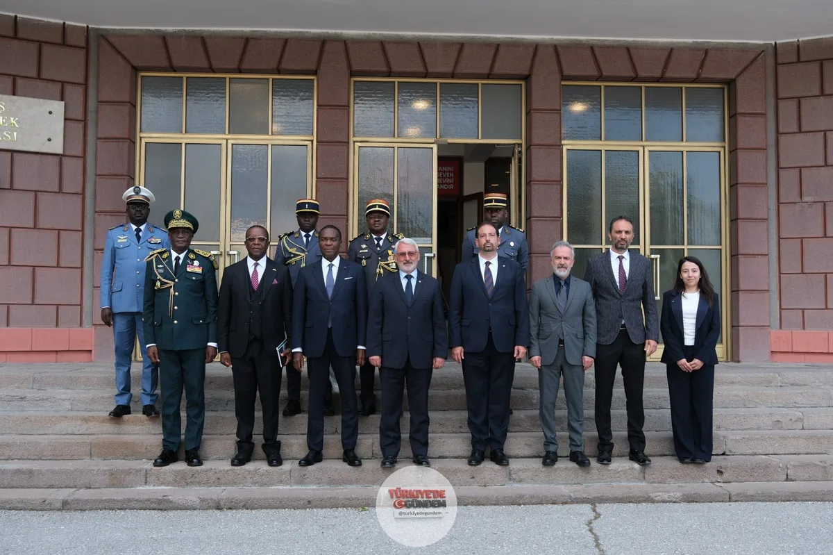 Kamerun Savunma Bakanı MKE’yi ziyaret etti Kamerun Savunma Bakanı Joseph Beti Assomo ve beraberindeki heyet, MKE’yi ve Gazi Fişek Fabrikası’nı ziyaret etti. Görüşmelerde şirketin kabiliyetleri tanıtılırken, potansiyel iş birliği alanları değerlendiri