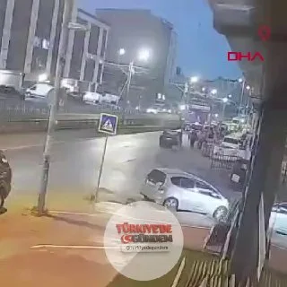 Sultangazi'de sürücüsünün kontrolünü kaybettiği otomobil, kaldırımdaki aydınlatma direğine çarptı. Kazanın ardından araçta bulunan sürücü ile yanındaki kişi olay yerinden kaçtı