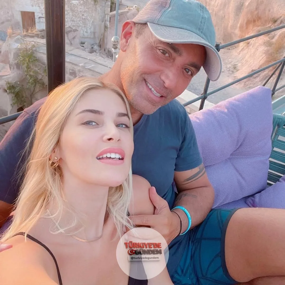 Mustafa Sandal ve Melis Sütşurup, evliliklerinin 4. yıl dönümünü sosyal medya hesaplarından yaptıkları paylaşımlarla kutladı: "Farkındasın değil mi, her yıl daha da iyiye gidiyoruz. İyi ki sen, Melis’im! Evlilik yıl dönümümüz kutlu olsun."