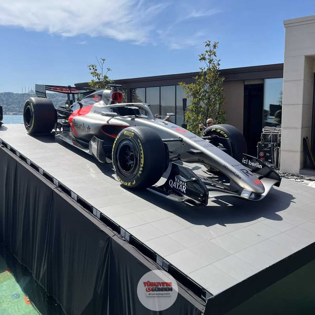 Audi'nin Formula 1 aracı R26, İstanbul'da sergileniyor.