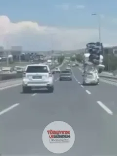 Ankara'da kapasitesinin üzerinde yüklenen bir Toros'un trafikte ilerlediği anlar görüntülendi.