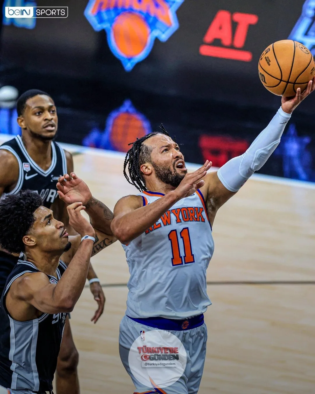 New York Knicks, 2026 NBA finallerinin ilk maçında San Antonio Spurs'ü 105-95 mağlup ederek seride 1-0 öne geçti.