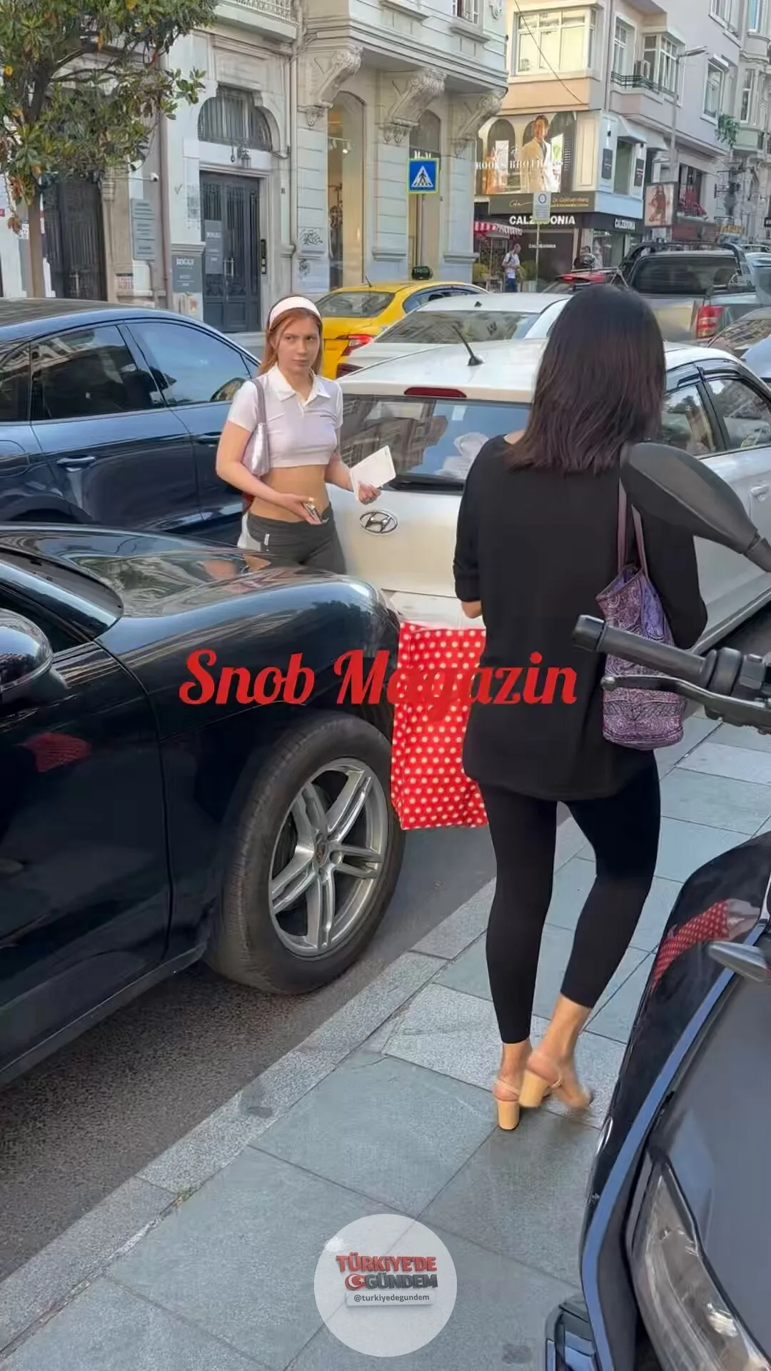 Magazin muhabirlerinin sorularını yanıtladığı sırada otomobilinin kapısını açmakta zorlanan Aleyna Tilki, "Konsere hazırlanıyorum, konuşma yasağım var. Sesimi dinlendiriyorum" dedi.