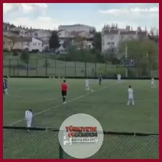 Bilecik U13 Gençler Ligi'nde oynanan bir maçta, hakemin kendilerine küfür ettiğini iddia eden minik futbolcular, bu hafta oynadıkları karşılaşmada protesto amacıyla 1 dakika boyunca topa dokunmadı