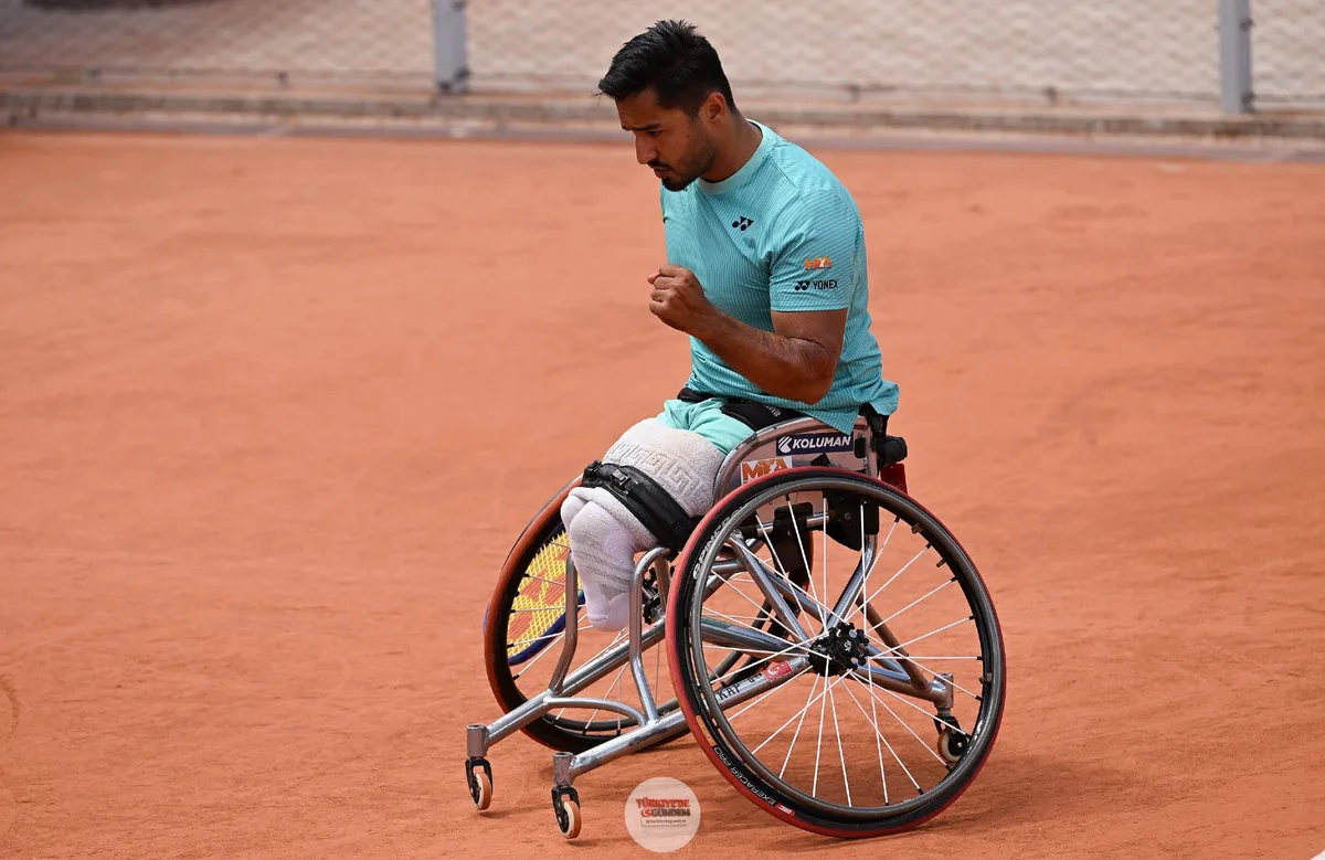 Milli tenisçimiz Ahmet Kaplan, Fransa Açık'ta (Roland Garros) quad yarı finalinde 1 numaralı seribaşı Sam Schroder'i 2-1 mağlup ederek finale yükseldi.