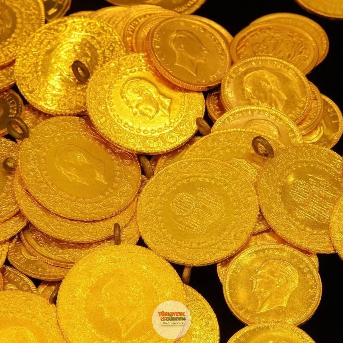 Ankara'da bir kuyumcunun, kendisine emanet edilen 50 milyon lira değerindeki altınla birlikte kayıplara karıştığı iddia edildi.