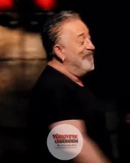 Süresiz nafakanın kaldırılmasıyla birlikte, eski eşine aylık 10 bin dolar nafaka ödeyen Cem Yılmaz’ın yıllar önce yaptığı bir espri yeniden gündeme geldi: "Nafaka üzerine bir espri yaptım, millet 'Aaa nafaka üzerine espri mi yapılır' dedi. Kardeşim,