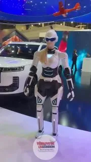 Rusya'daki St. Petersburg Uluslararası Ekonomi Forumu'ndaki robotlar, bazı katılımcıların tacizine uğradı.