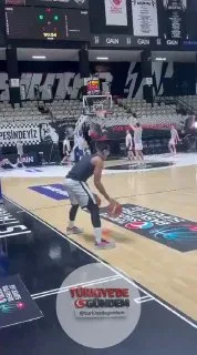 Brynton Lemar, mücadele öncesi ısınıyor.