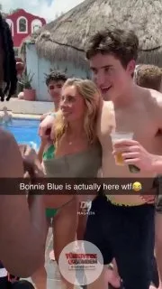Tatil gezisi sırasında erkeklerin ilgi odağı haline gelen Bonnie Blue, kendisiyle fotoğraf çektirmek isteyenleri geri çevirmedi.
