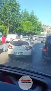 İstanbul'da maddi hasarlı trafik kazası sonrası çıkan kavgada, bir sürücünün bıçaklı saldırısına uğrayan 25 yaşındaki genç hayatını kaybetti. Olayda gencin babası ve kardeşi de ağır yaralandı.