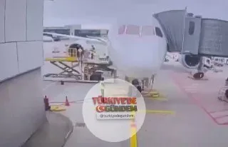 Frankfurt Havalimanı'ndaki apron alanında bulunan bir uçağın ön iniş takımı çöktü.