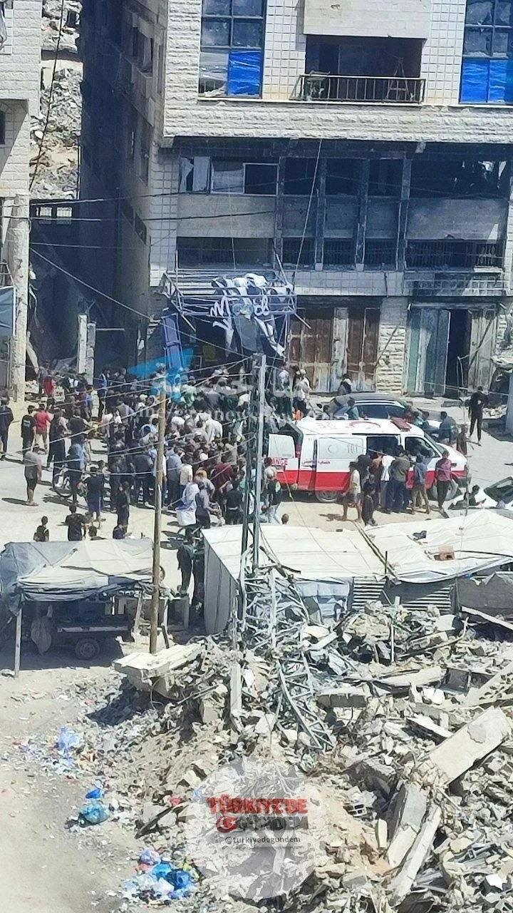 Gazze şehrinin güneyindeki Tel el-Hava mahallesinde, Filistin Bankası'nın yanındaki bir dükkana İsrail insansız hava aracıyla düzenlenen saldırıdan yaralılar olay yerinden sevk edildi