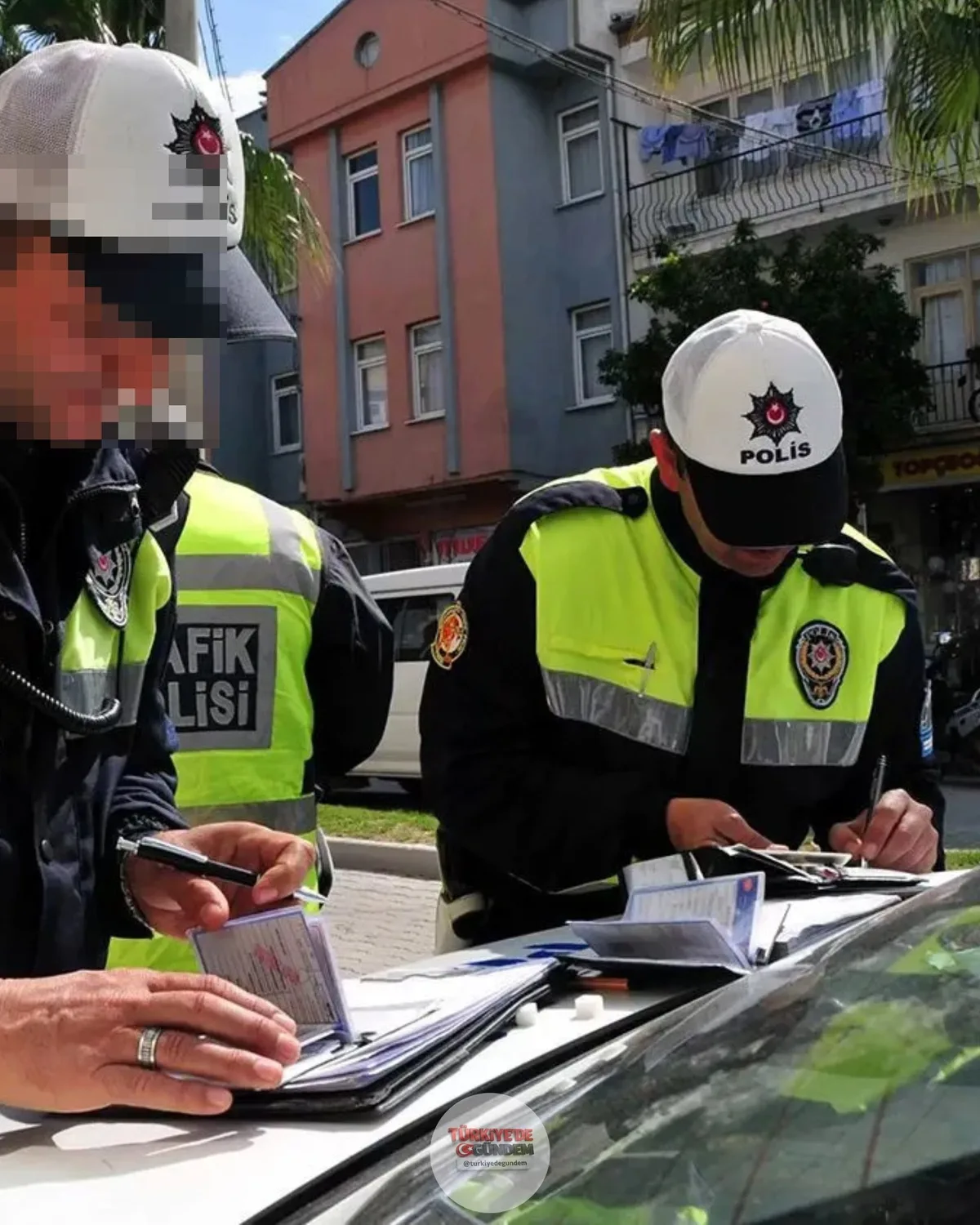 Trabzon’da 1 milyon 200 bin TL trafik cezası kesilen kadın, Türkiye’de tek seferde en yüksek trafik cezası uygulanan sürücülerden biri oldu. Kadının yaptığı ihlaller; Polisin dur ihtarına uymamak Alkollü araç kullanmak Drift atmak Abartı egzoz kullan