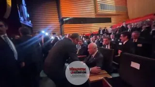 Özgür Özel, Devlet Bahçeli'nin yanına giderek kendisini selamladı. İkili, ayaküstü kısa bir süre sohbet etti.