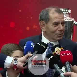 Dursun Özbek ile Okan Buruk'un şampiyonluk sohbeti kameralara yansıdı.