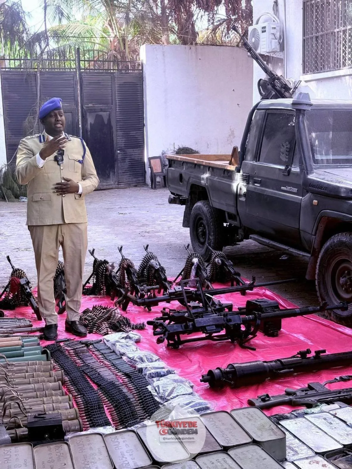 Somali: Mogadişu Bölge Emniyet Müdürü Makalin Mahdi, eski Başbakan Hasan Ali Hayre'ye bağlı güçlere yönelik düzenlenen operasyonlarda ele geçirilen silah ve araçları sergiledi.