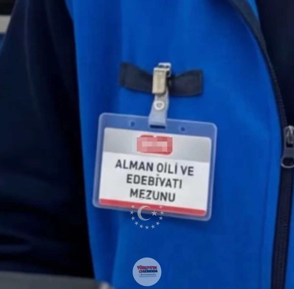Zincir markette çalışan bir vatandaşın, yakalığında yazan yazı;