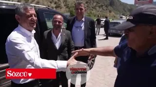 Trabzon'dan Gümüşhane'ye geçişi sırasında yol kenarında Özgür Özel'i durduran bir vatandaş, "Yoruldunuz, yoruldunuz. Yorulmak yok, yola devam" diyerek seslendi.