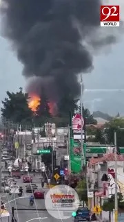 SON DAKİKA: Meksika'da bir depolama alanında dört LPG tankeri patladı. Büyük bir yangına yol açan patlama sonrası geniş çaplı acil durum müdahalesi başlatıldı. Duman ve alevlerin yayılması üzerine bölge sakinleri, hastalar ve öğrenciler dahil 2 binde