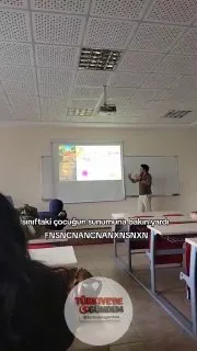 Sunum işinde çağ açan bir öğrenci, tüm sınıfa kendini pür dikkat dinletti