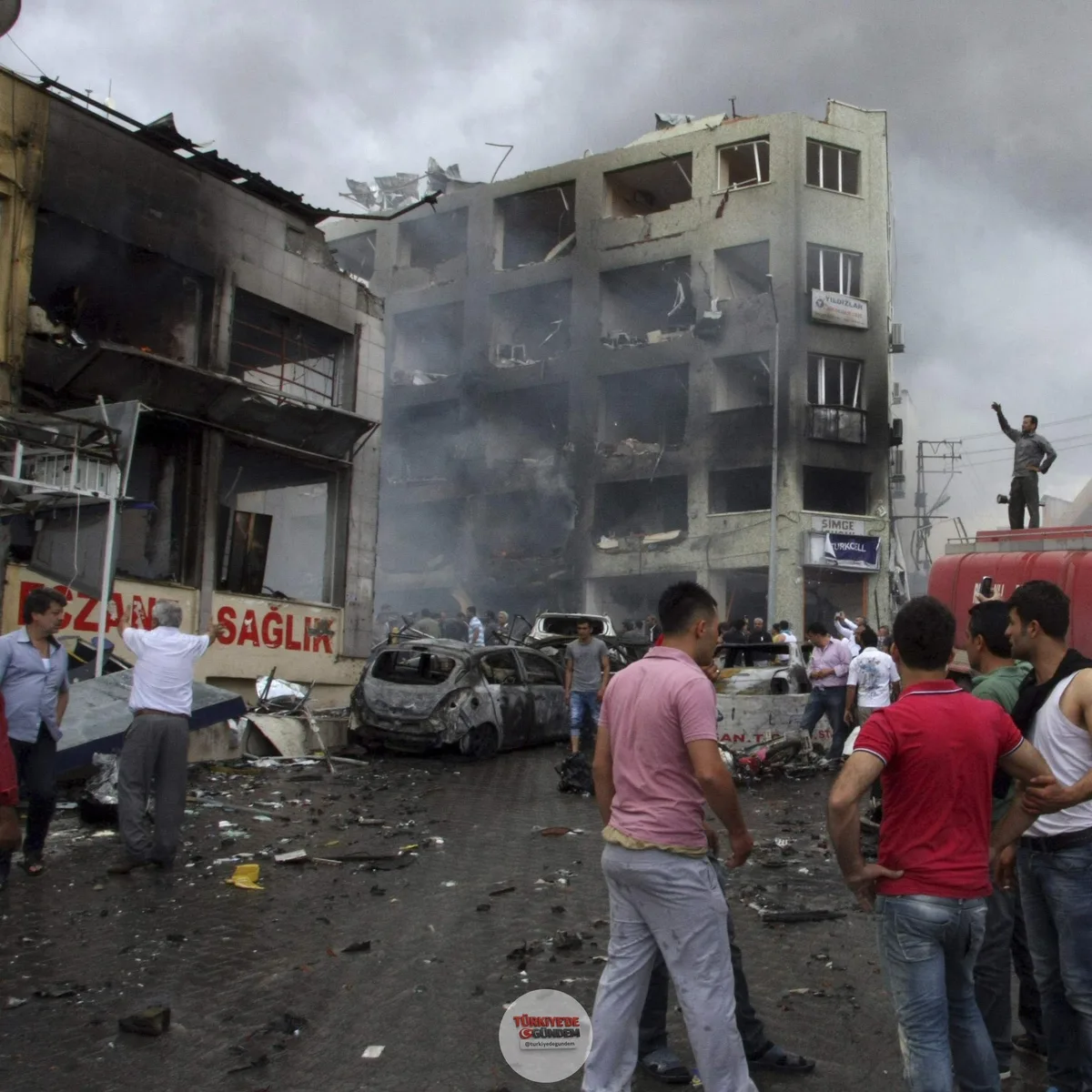 2013 yılında 53 kişinin hayatını kaybettiği Reyhanlı saldırısına ilişkin davada karar açıklandı. Mahkeme, 3 sanığı 53'er kez ağırlaştırılmış müebbet ve toplam 3 bin 921 yıl hapis cezasına çarptırırken, firari Mihraç Ural'ın da aralarında bulunduğu 3