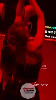 Twice grubundan Momo'nun kaslı sırtı büyük beğeni topladı.