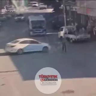 Bursa'da "önüne baksana" uyarısıyla başlayan trafik tartışması kavgaya dönüştü.