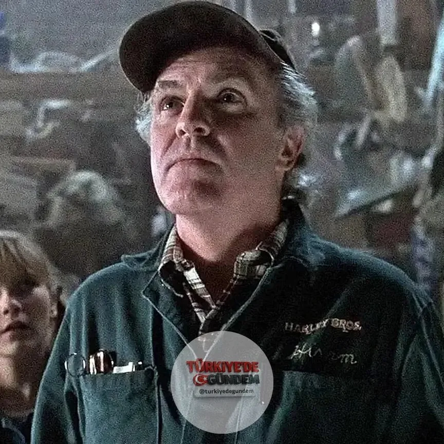 Jumanji ve Top Gun: Maverick gibi filmlerle tanınan 81 yaşındaki oyuncu James Handy, evinde bıçaklanarak öldürüldü. Polis, cinayet şüphesiyle oyuncunun kız arkadaşının 44 yaşındaki oğlunu gözaltına aldı. Şüphelinin 911'i arayarak, "Günahkar adamı öld
