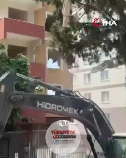 İstanbul'da kontrollü bina yıkımı gerçekleştirildi.
