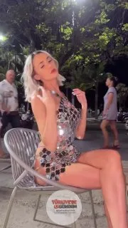 Allie Dawson, cesur kıyafetiyle sosyal medyayı salladı.