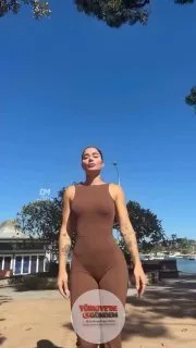 Üzerine tam oturan kahverengi tulumuyla Bru Luccas, videoda tüm dikkatleri üzerine çekti.