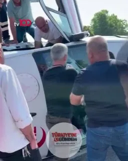 Kağıthane'de bir ambulans, motosikletle çarpıştıktan sonra devrildi.