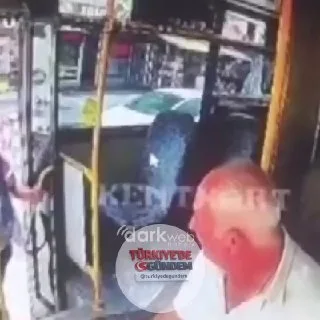 Adana'da bir kadın, sürücünün otobüsten inmesini fırsat bilerek araçtaki paraları alıp kaçtı.