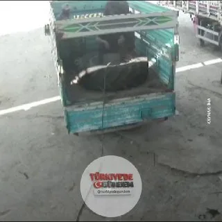 Siirt'te bir iş yerinde şişirilen kamyon lastiği büyük bir gürültüyle patladı.
